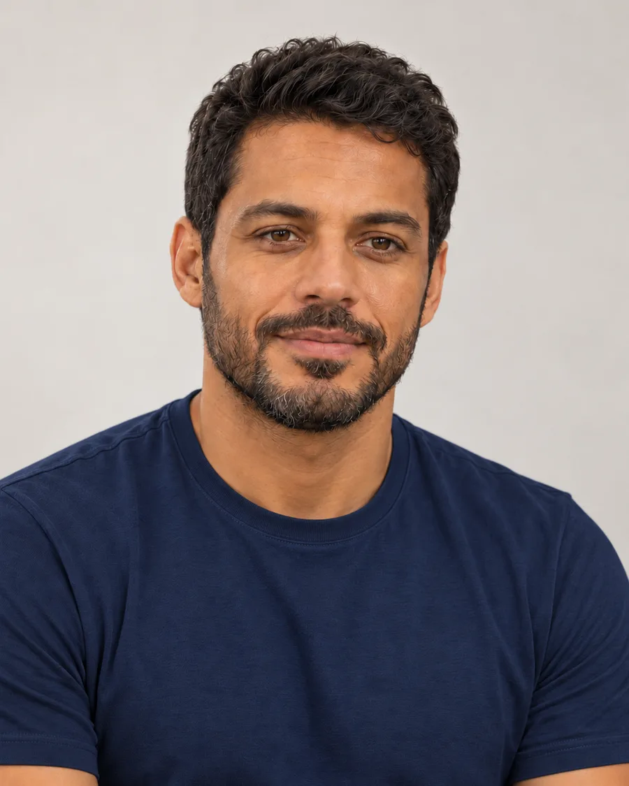 O mesmo cliente de camiseta azul-marinho